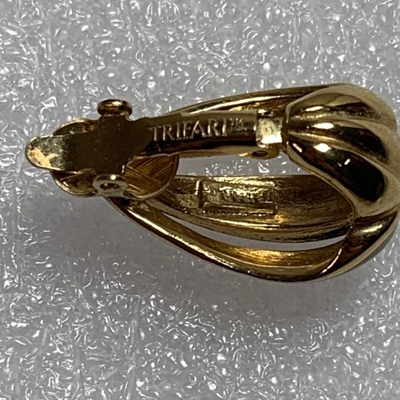 Vintage 1950's Tifari Earrings Cream Gold Tone Petal Drop Clip On 1 inch Jewelry - Picture 9 of 12